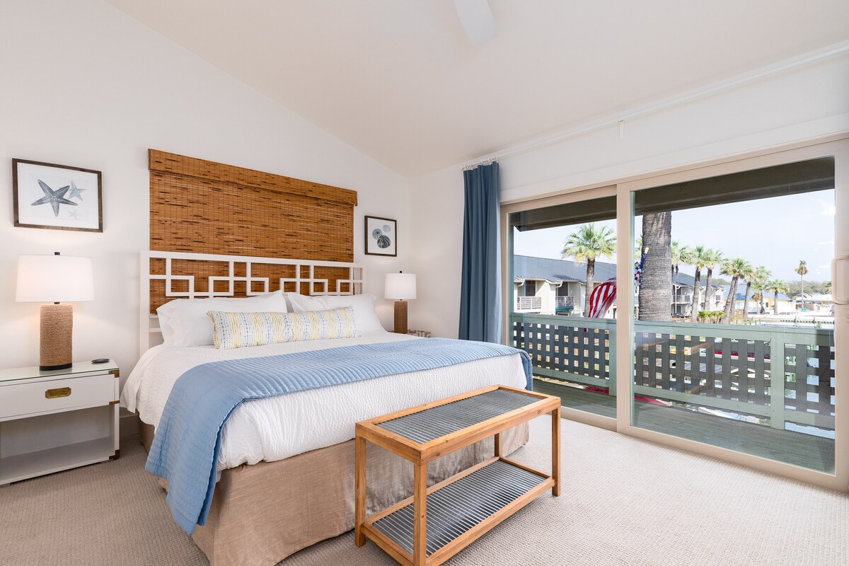 Sekundárna spálňa (na poschodí) ponúka manželskú posteľ King, šatník s vešiakmi a lavičku na vybalenie batožiny.  Inteligentná televízia namontovaná na stene a stropný ventilátor.