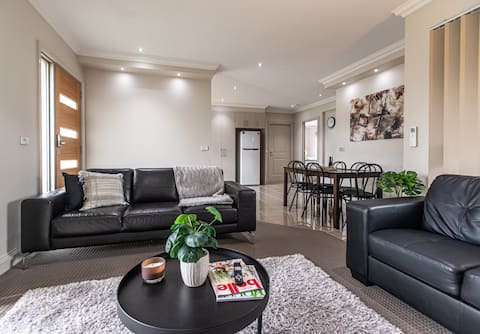 Stylish townhouse close to Morwell CBD