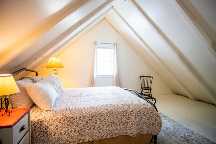 La chambre arrière est la plus calme et privée. 