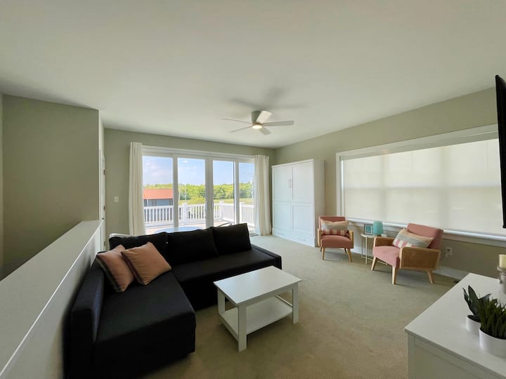 مساحة مرنة لغرفة النوم العلوية في الطابق الثالث مع تلفزيون روكو 55بوصة وحمام كامل مع دش ومنزلق إلى سطح السفينة.