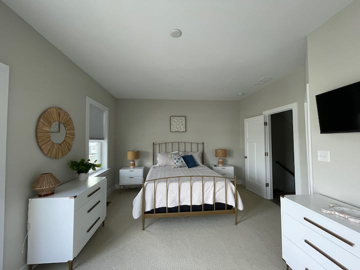 غرفة نوم في الطابق الثاني بسرير بحجم كوين وحمام خاص داخل الجناح