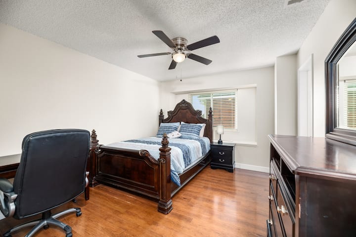 Брачен кревет (широк 150-179 см) на горниот кат