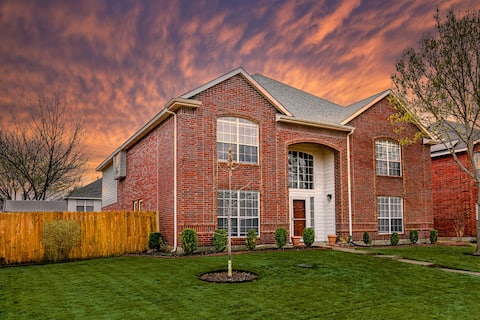 Cozy Spacious Home sleeps upto 16!