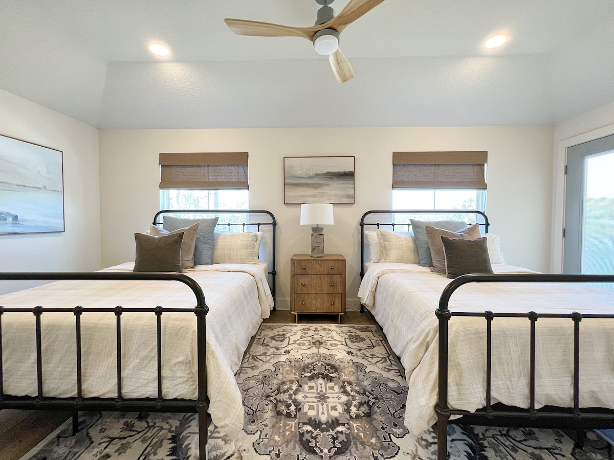 Bedroom #5
2 Queen beds