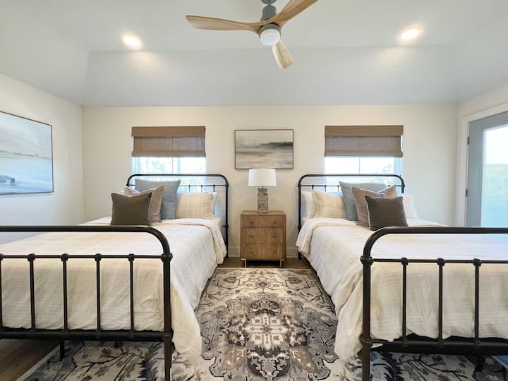 Bedroom #5
2 Queen beds