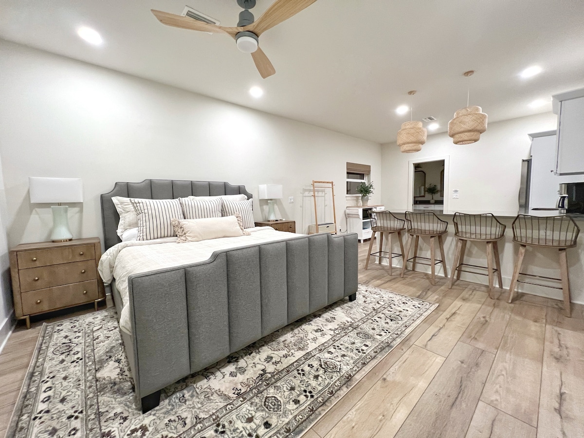 Pool house #6 Bedroom King bed