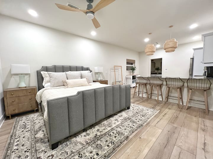 Pool house #6 Bedroom King bed