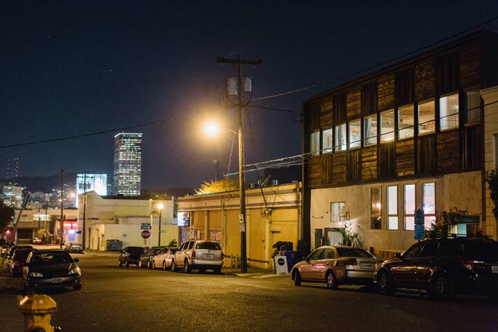 Modern Loft Living in Central SE PDX gallery image 5