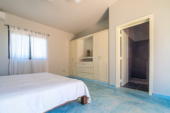 Светла соба со двоен кревет, вграден плакат и приватна бања.