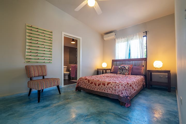 Соба со брачен кревет (широк 150-179 см) и сопствена бања, опремена со клима уред и добро осветлување.