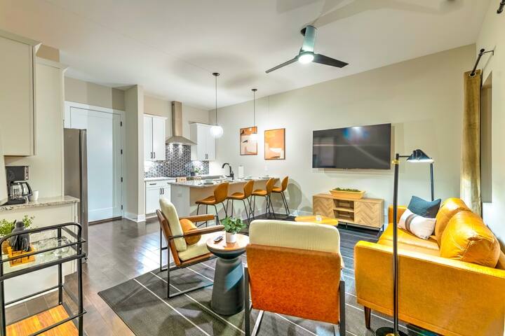 Minutes to Downtown • 17 Beds • Hot Tub • Gameroom gallery image 5