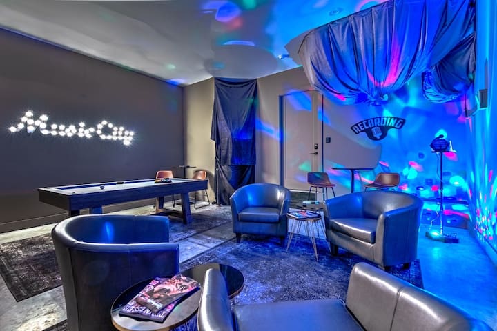 Minutes to Downtown • 17 Beds • Hot Tub • Gameroom gallery image 4