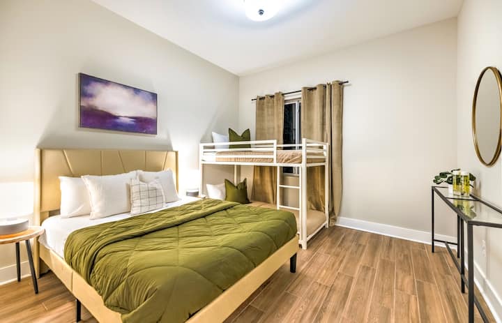 Deze slaapkamer beschikt over een queensize bed en een stapelbed (2 eenpersoonsbedden). Deze slaapkamer heeft ook een complete badkamer die ermee verbonden is. 