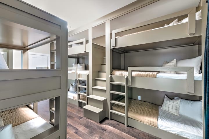 Minutes to Downtown • 17 Beds • Hot Tub • Gameroom gallery image 3