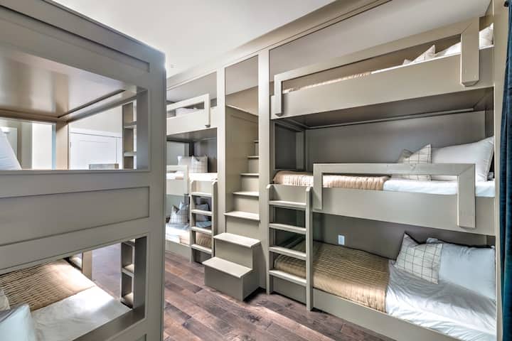 Minutes to Downtown • 17 Beds • Hot Tub • Gameroom - Airbnb