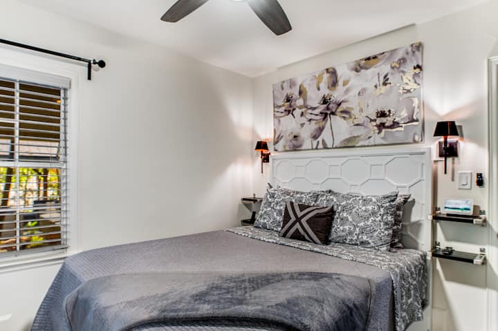 ✹ Camera 2: letto queen-size, smart TV, tablet digitale, molta luce naturale 

✔ Tende oscuranti
✔ Cuscini e coperte
Extra✔ Steamer 