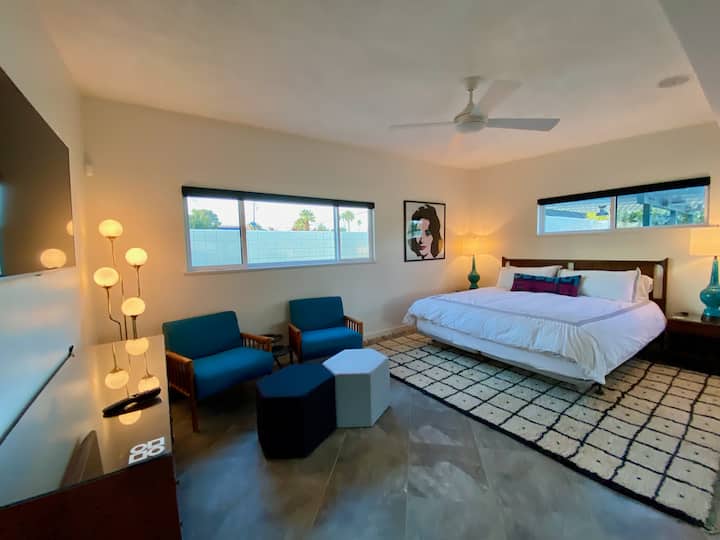 Camera da letto principale - letto matrimoniale grande con smart TV, zona salotto e bagno interno