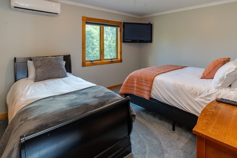 Bovenste slaapkamer - een queensize bed/een eenpersoonsbed