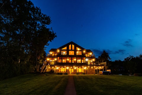 Luxe lakeside lodge w/private sauna and hot tub
