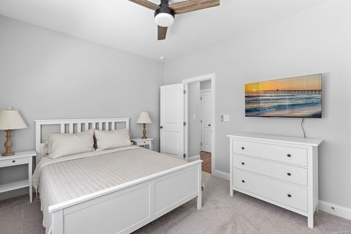 Queen sized bed in secondary bedroom