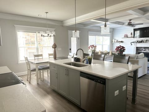 Spacious & Cozy Masters Rental!