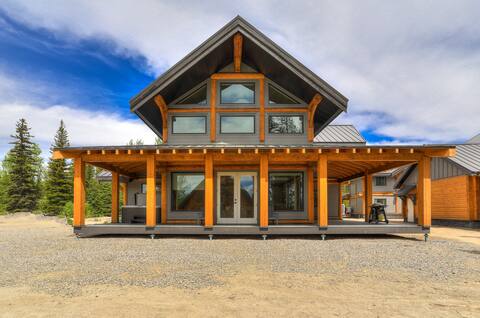 Lakeside Kelowna Cabin # 3 - Hot Tub & Sleeps 12
