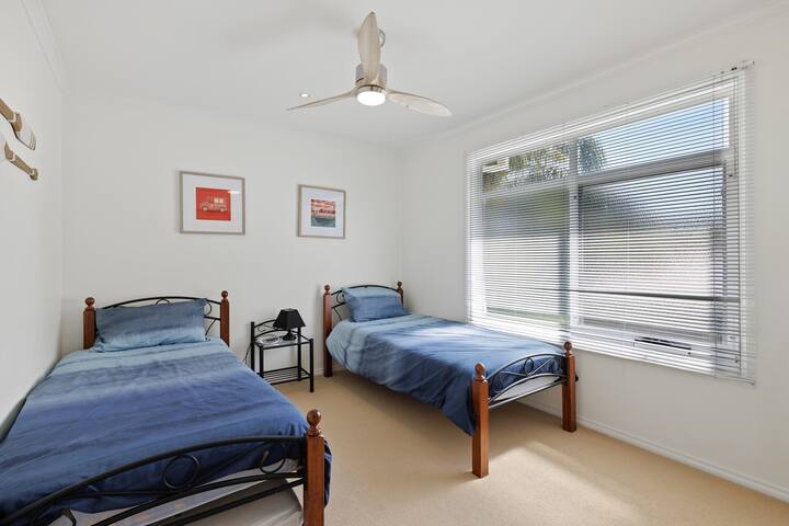 Svetlá a svetlá spálňa s dvoma jednolôžkami. Nachádza sa na poschodí