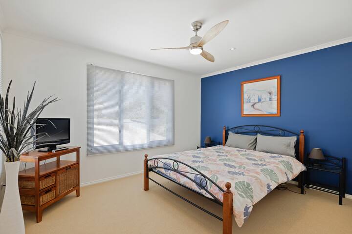 Spálňa s manželskou posteľou. Nachádza sa na poschodí