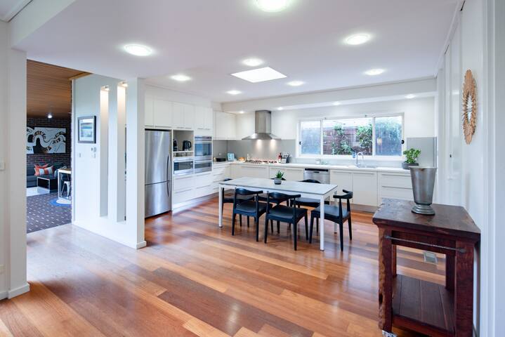 HamptonFamily5bed+2bath+Pool Retro Renovated gallery image 4