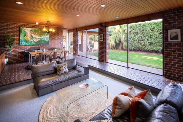 HamptonFamily5bed+2bath+Pool Retro Renovated gallery image 2