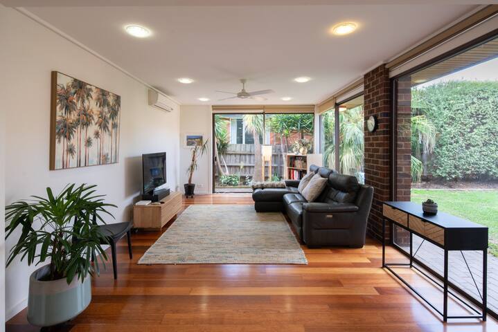 HamptonFamily5bed+2bath+Pool Retro Renovated gallery image 5