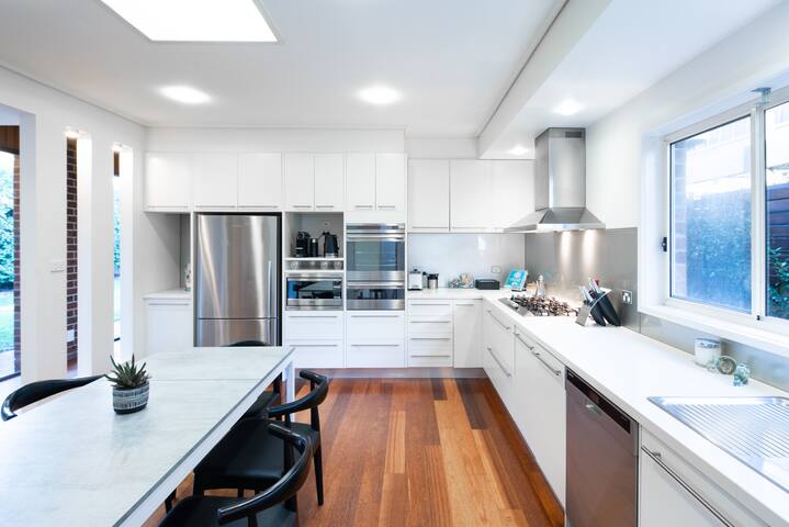 HamptonFamily5bed+2bath+Pool Retro Renovated gallery image 3