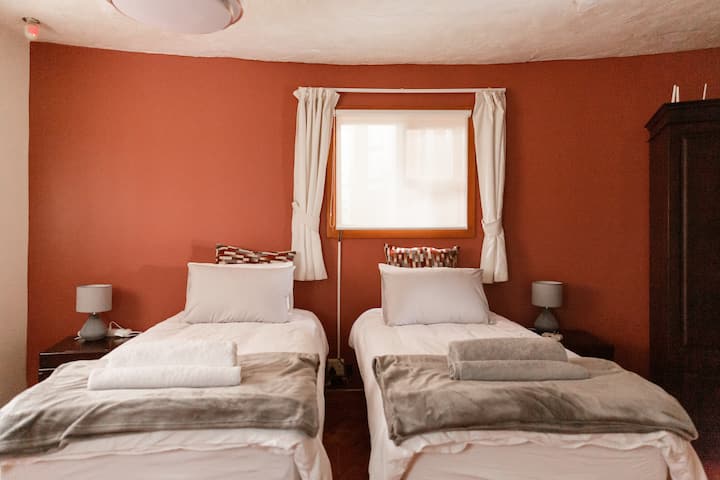 Segundo dormitorio con una opción de 
2 camas individuales XL o
Cama XL tamaño king 