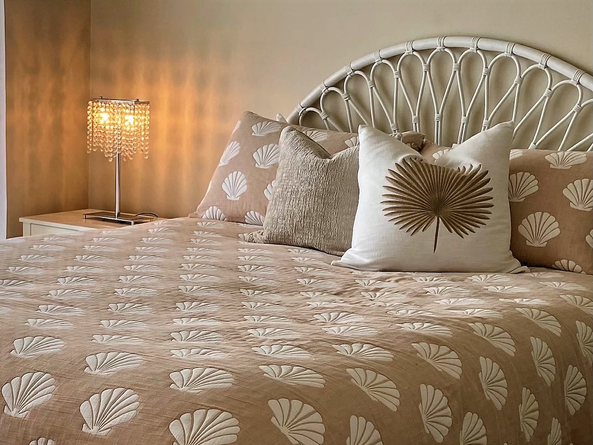 豪华标准双人床卧室、舒适的床和优质的床单为睡个好觉。 但还有更多您自己的智能电视。