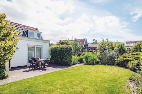 Vacation home de Tuinfluiter in Den Burg