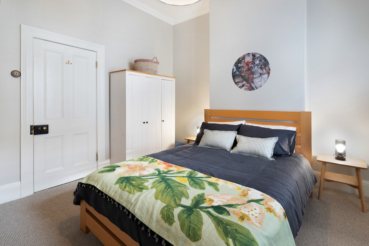 غرفة النوم الثالثة - سرير بحجم كبير