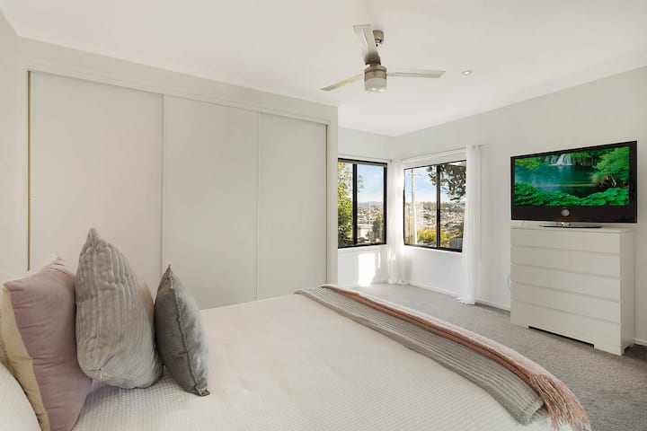 Chumba cha kulala cha pili kina kitanda cha ukubwa wa queen na kabati lenye nafasi kubwa, wakati chumba cha kulala cha tatu kina vitanda viwili pacha, vinavyofaa kwa watoto au wageni.