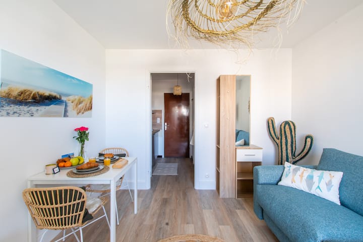 Pièce de vie cosy et bien pensée, canapé convertible en 140, table pour petit déjeuner, déjeuner, au fond couloir avec kitchenette, parfait pour deux personnes.