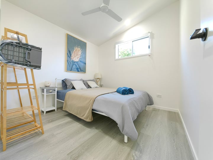 ห้องนอน 2 พร้อมฟูกขนาดควีนไซส์แน่นพิเศษ  