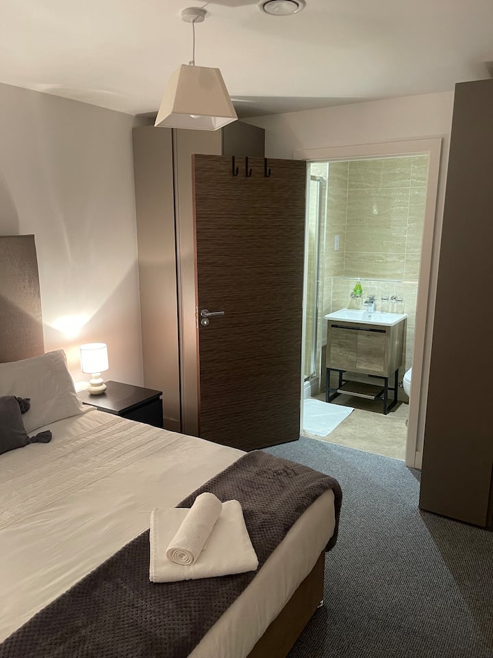 Საძინებელი 1 ერთად en-suite და ჩაშენებული კარადები