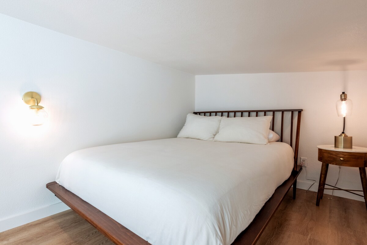 Bright, Mid-Century Tiny Home in Eastside Action!