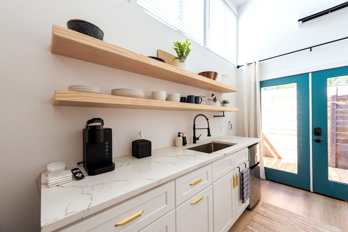 Bright, Mid-Century Tiny Home in Eastside Action!
