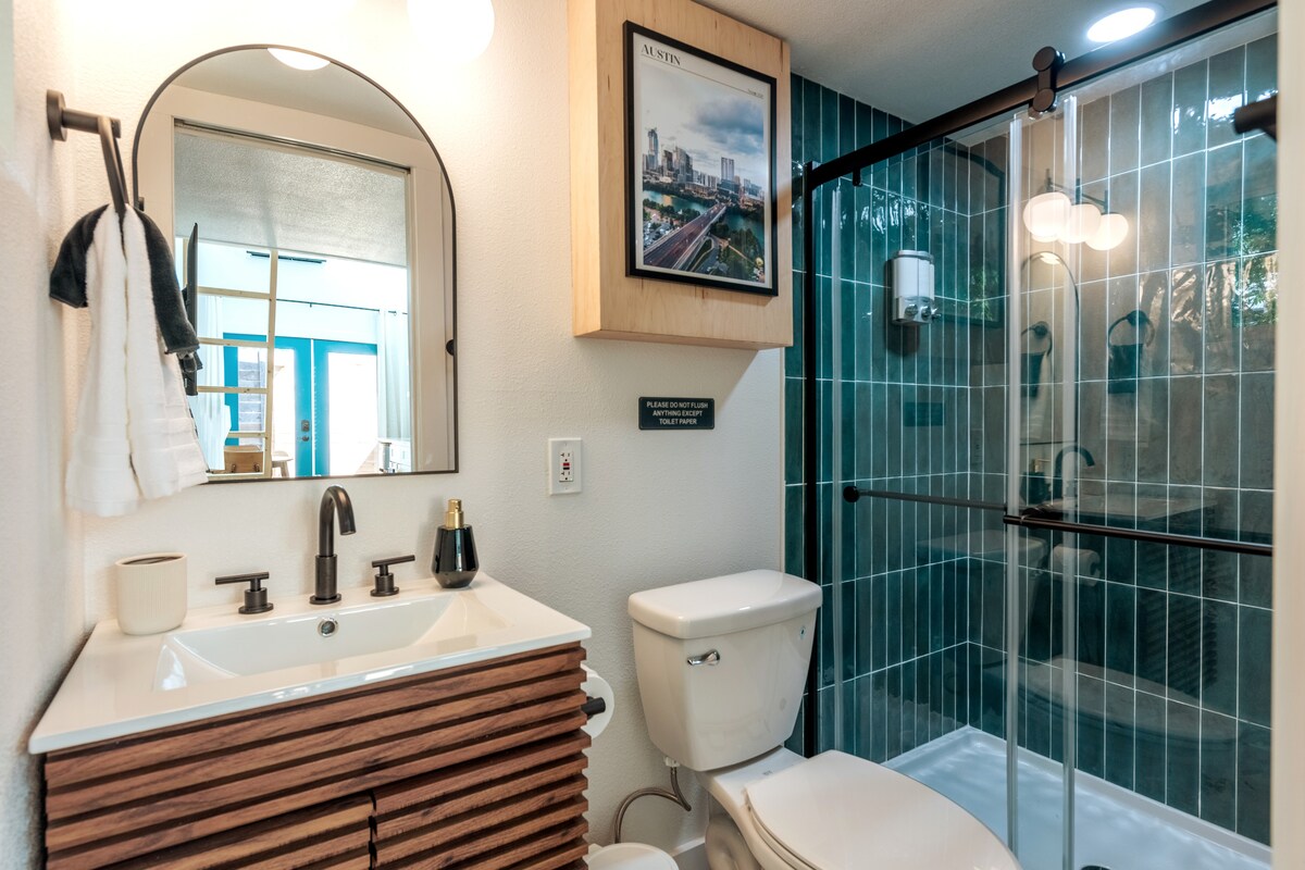Bright, Mid-Century Tiny Home in Eastside Action!