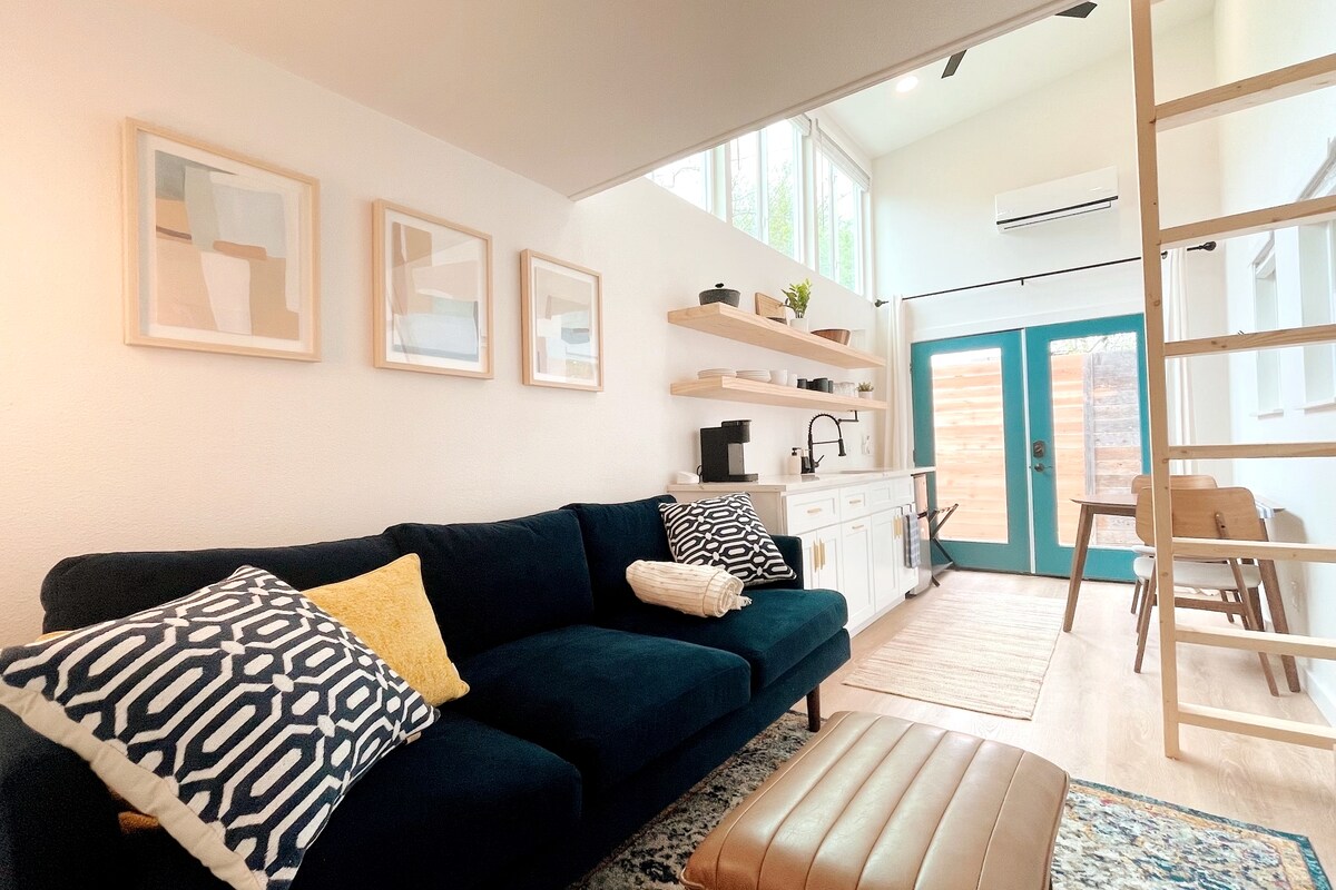 Bright, Mid-Century Tiny Home in Eastside Action!