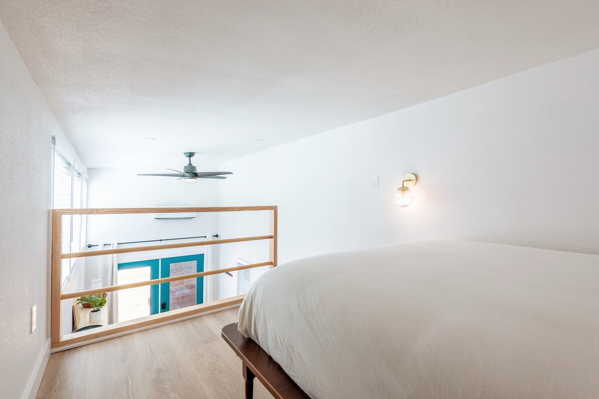 Bright, Mid-Century Tiny Home in Eastside Action!