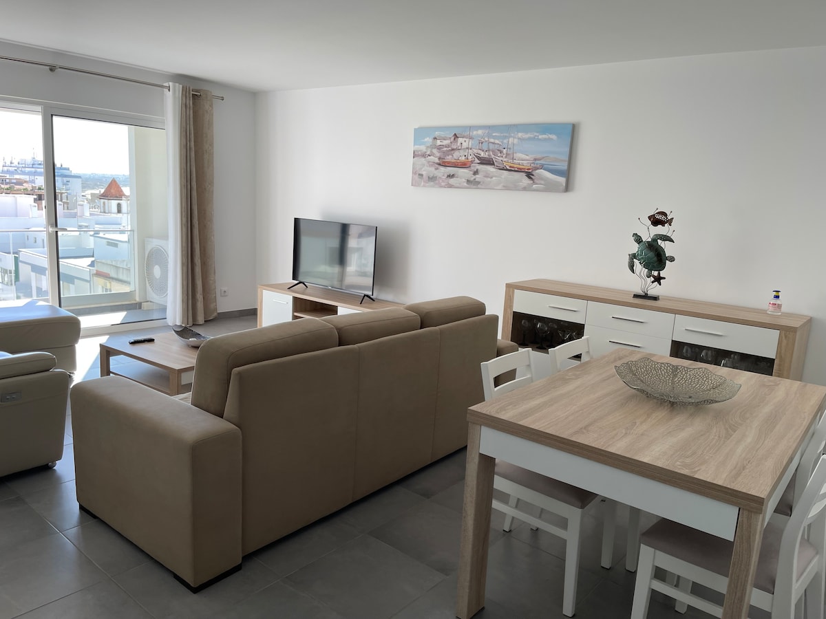 Airbnb em destaque: Apartment 80 meters from the beach with garage and swimming pool em Armação De Pêra