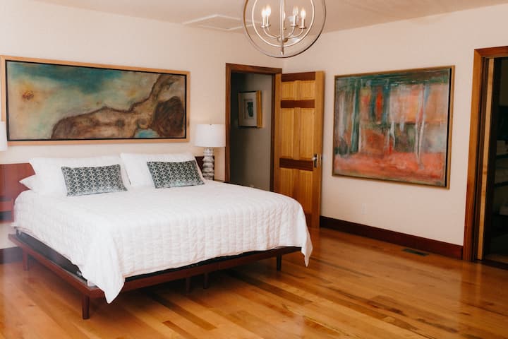 Primärt sovrum med eget badrum och tillgång till veranda. 