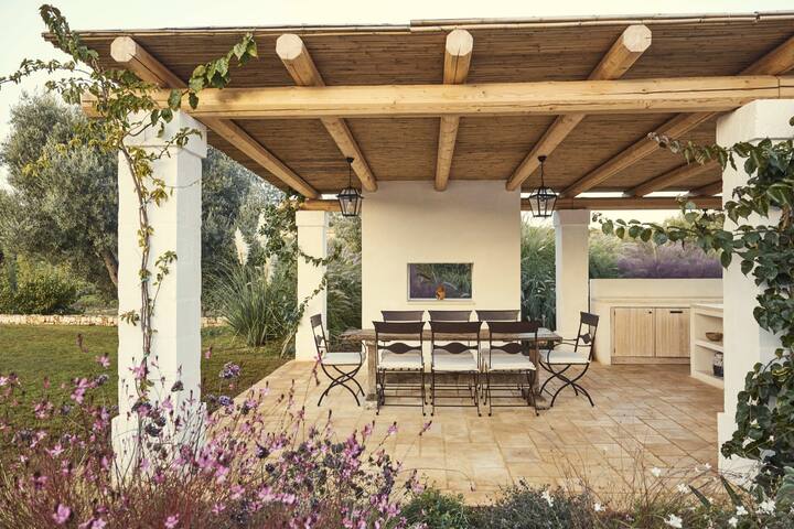 Stunning Trulli, Full AC, 10mx5m pool + gardens gallery image 4