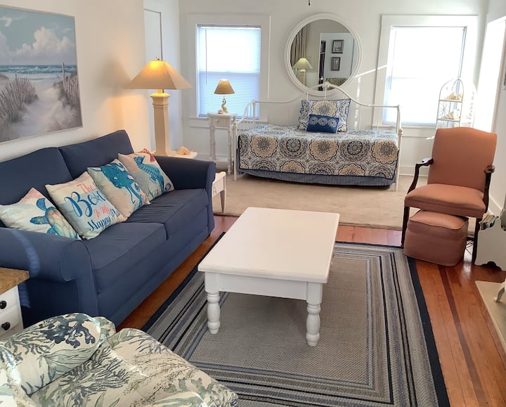 Sebule. Kochi linafunguka kwenye kitanda cha malkia. Kitanda cha mchana kinaweza kuwa cha kifalme au mapacha wawili.