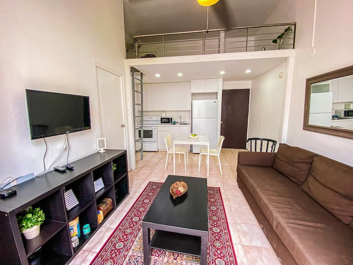 Ovaj klasični apartman nudi topao i šarmantan ambijent, savršen za opuštanje nakon istraživanja grada.